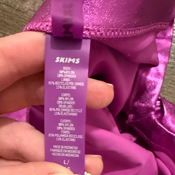 SKIMS NWT Metallic Swim V Waist Cropped Pants in Dragonfruit - Picture 9 of 13